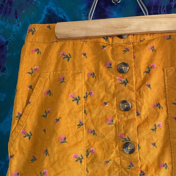 American Eagle corduroy flowery skirt! Size- medium. - Picture 2 of 10